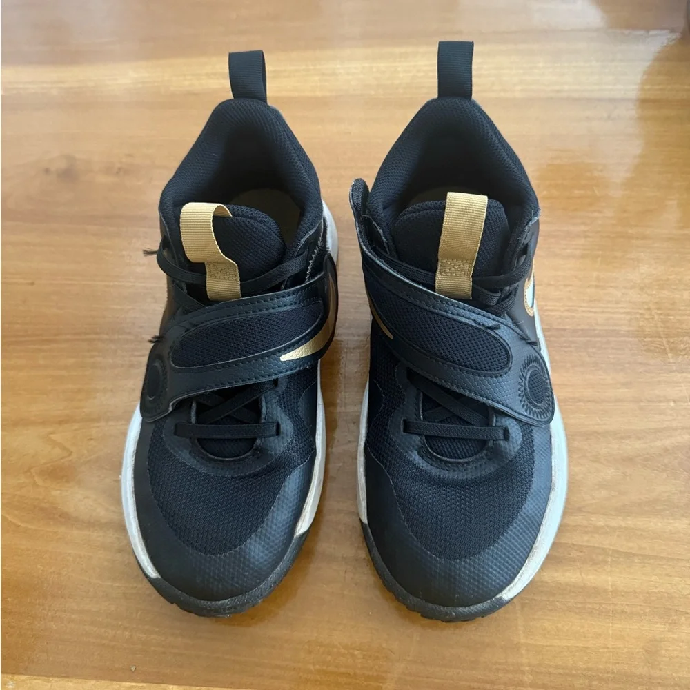 Nike‎ Big Kid Team Hustle D11 Basketball Shoe